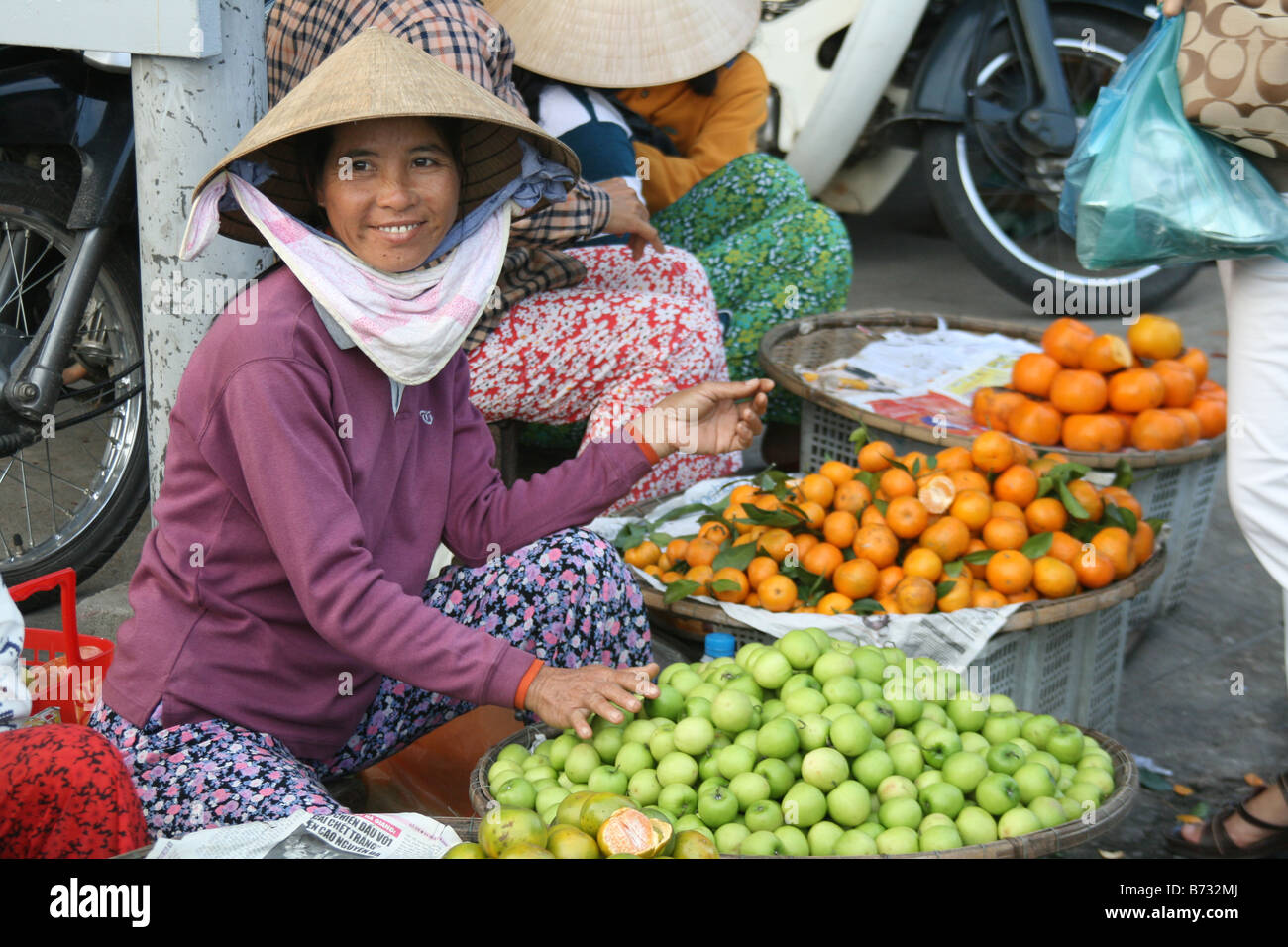 Trouver la photo d'une dame vietnamienne vente de fruits sur un marché à Hue, Vietnam. Banque D'Images