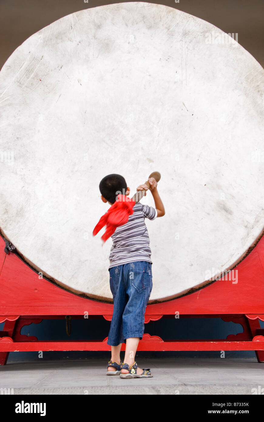Garçon jouant tambour de la tour du tambour de Xi'an Chine Shaanxi Banque D'Images