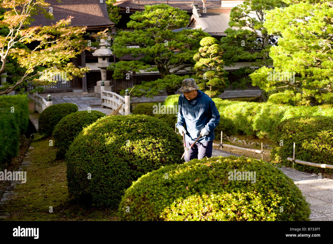 Un jardinier sur le Mont Koya dans Koyasan, Wakayama, Japon. Banque D'Images