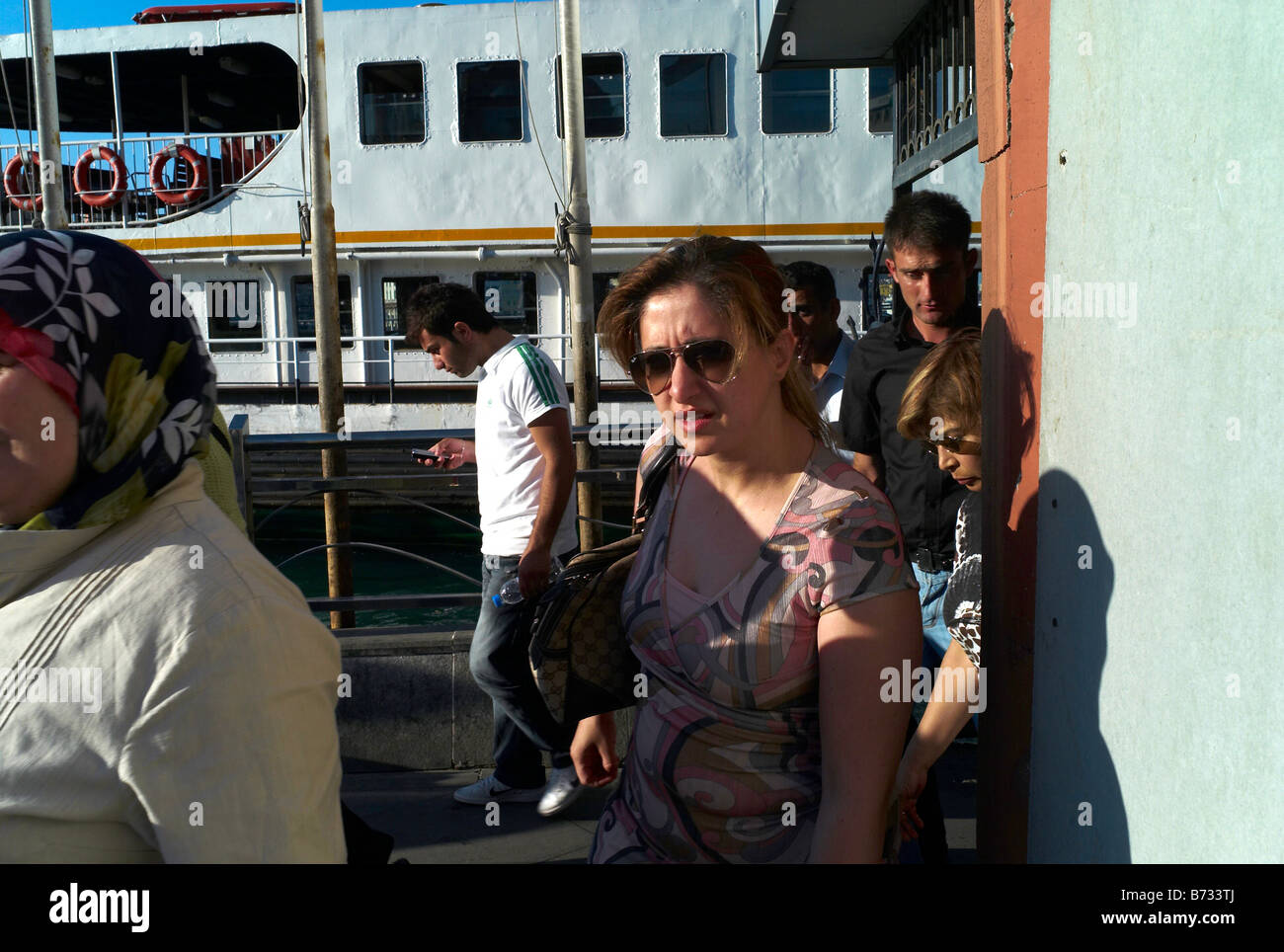 30 juin 2008 Une jeune femme turque moderne débarque à un traversier à Istanbul en Turquie Banque D'Images