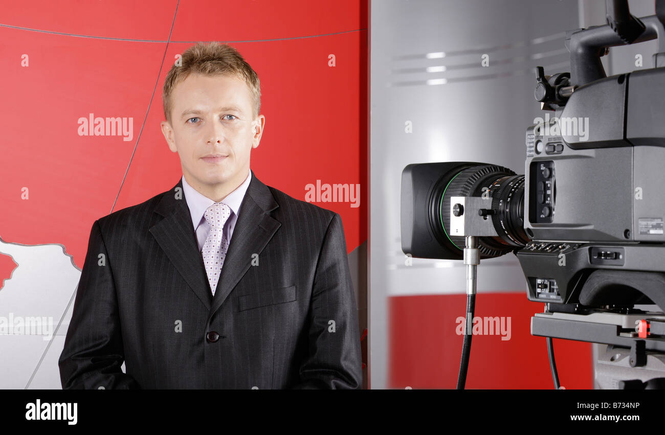 Studio de télévision avec caméra vidéo et animateur. Banque D'Images