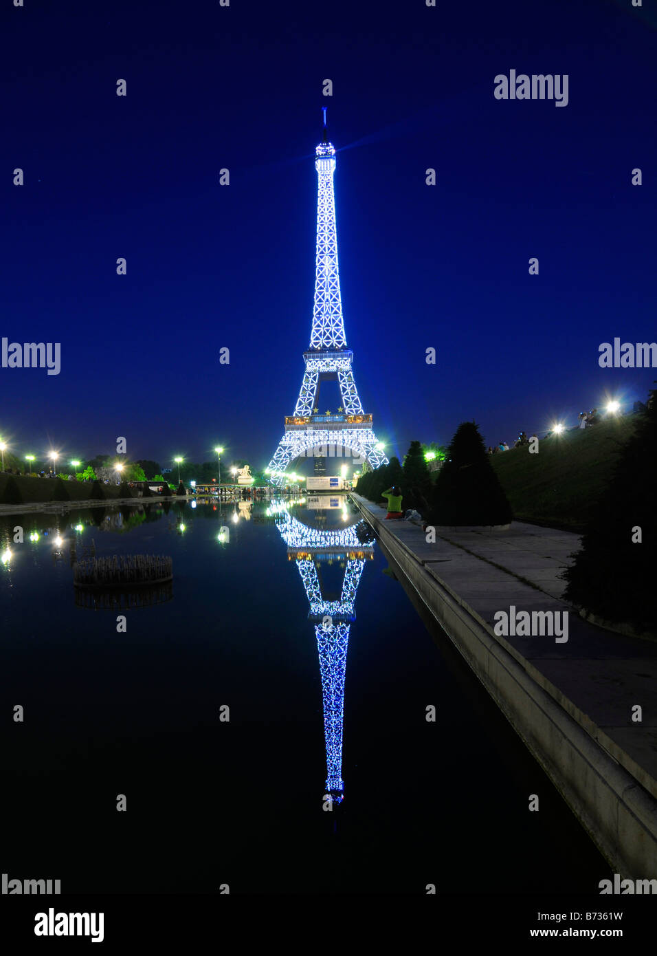 La Tour Eiffel illuminée la nuit et se reflètent dans un étang, à Paris, France. Banque D'Images