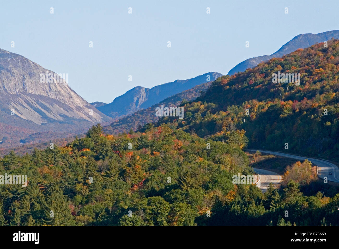 Feuillage d'automne dans les Montagnes Blanches, situé à l'intérieur de la Franconia Notch State Park New York USA Banque D'Images