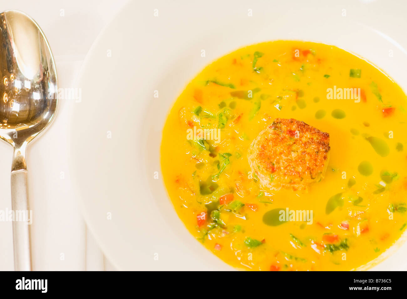 Gaspacho de tomates jaunes frais poêlé avec gâteau de crabe bleu Restaurant Brooks Ventura en Californie Banque D'Images