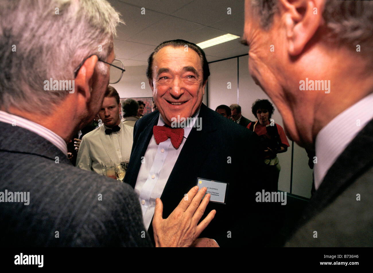 Robert Maxwell (à droite), magnat des médias et propriétaire de Mirror Group Newspapers, arrive à un événement de charité contre le cancer à Bruxelles. Banque D'Images
