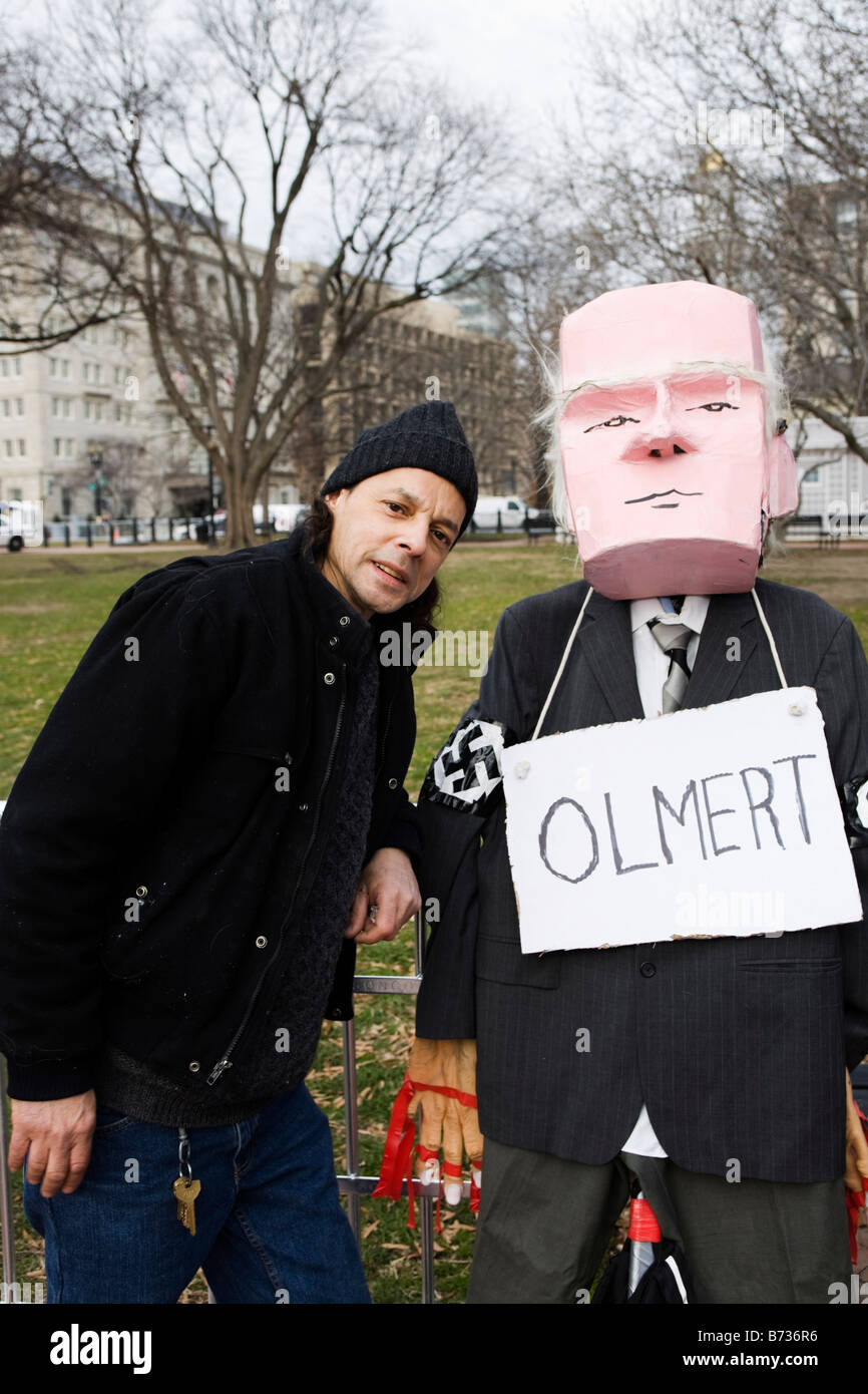Un partisan de la Palestine pose avec un papier maché du Premier Ministre israélien Olmert Banque D'Images