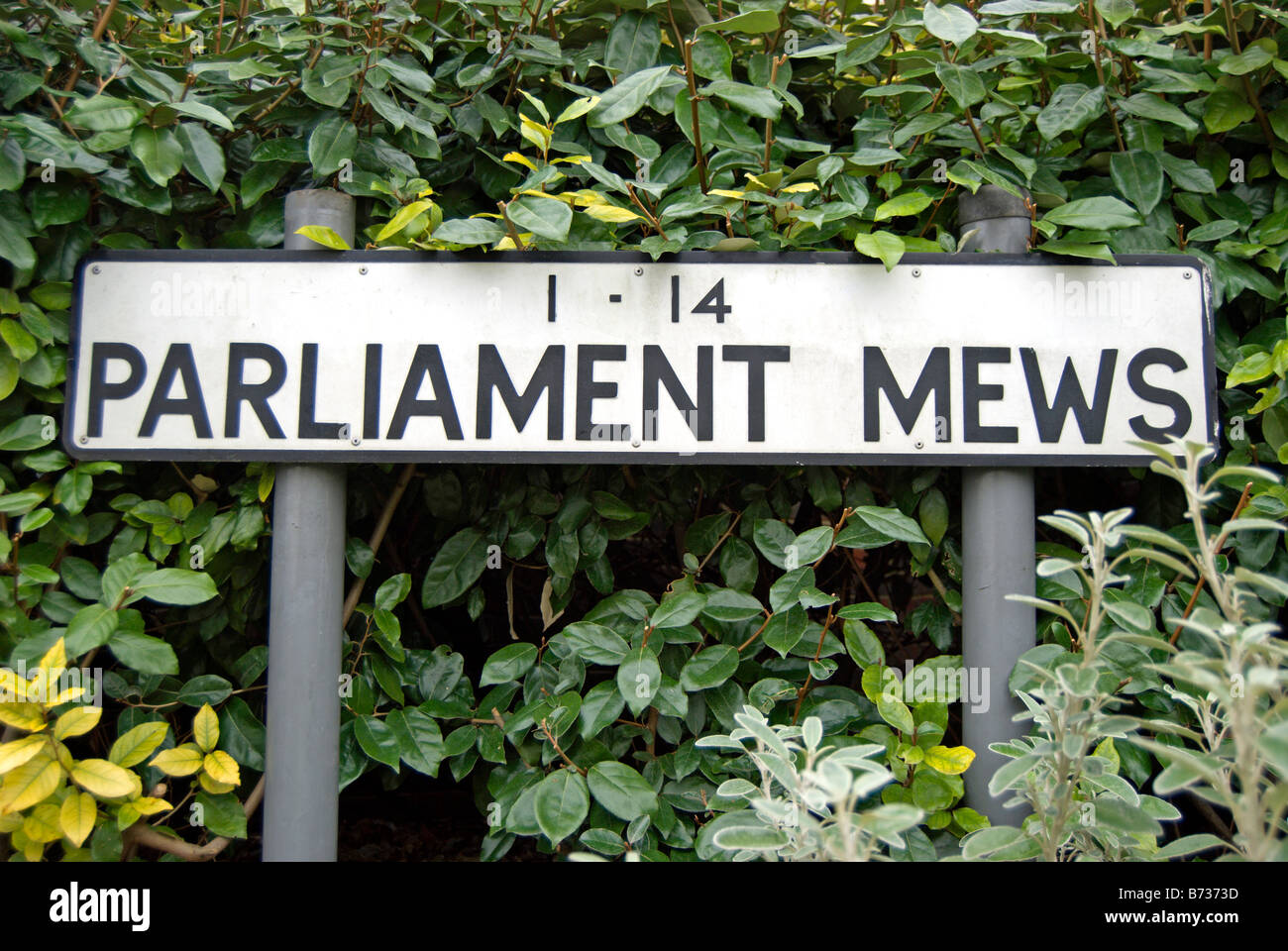 Plaque de rue pour le Parlement Mews, une rue résidentielle par la Tamise à mortlake, au sud-ouest de Londres, Angleterre Banque D'Images