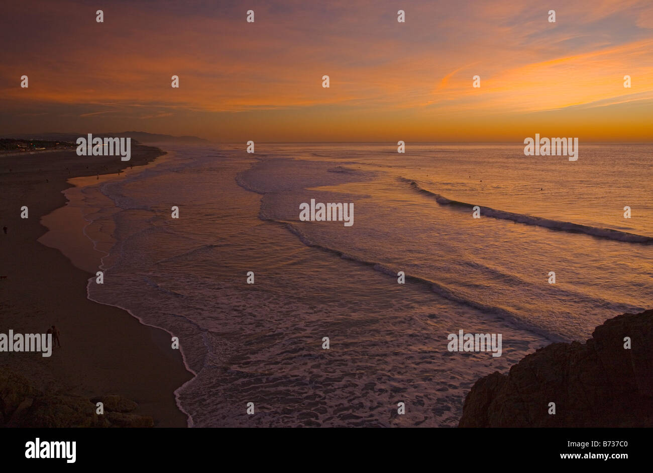 Plage de l'océan au coucher du soleil plage bien connue des surfeurs sur la côte de l'océan pacifique de San Francisco California USA north central Banque D'Images