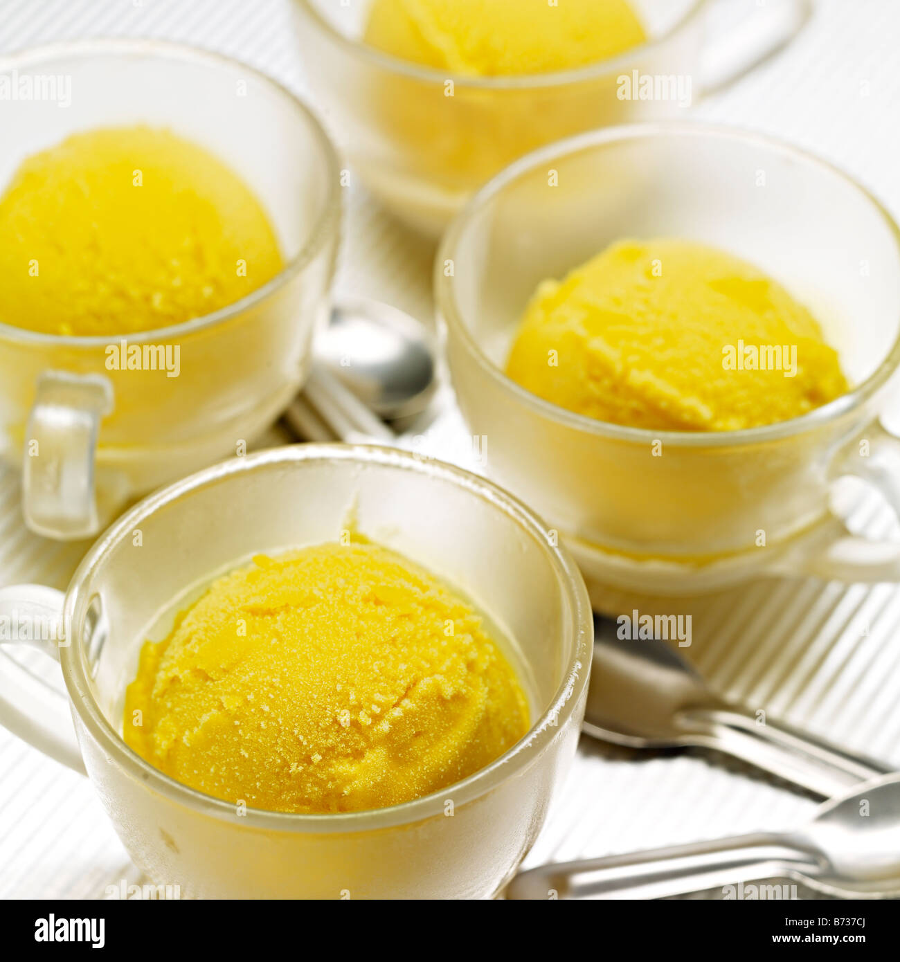 La crème glacée, sorbet de mangue à cappuccino Banque D'Images