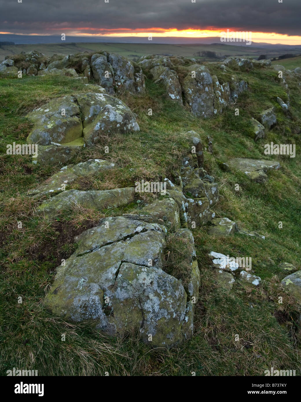 Les roches de la dolérite Whin Sill formation près de Steel Rigg et mur d'Hadrien, Parc National de Northumberland, Angleterre Banque D'Images