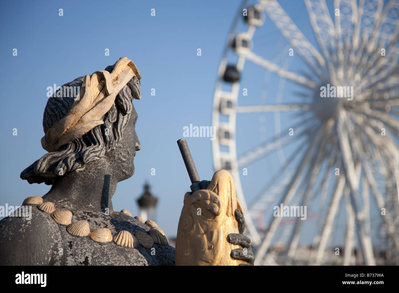 Détail d'une statue à la fontaine de vers la Grande Roue Grande Roue sur la Place de la Concorde, Paris, France Banque D'Images