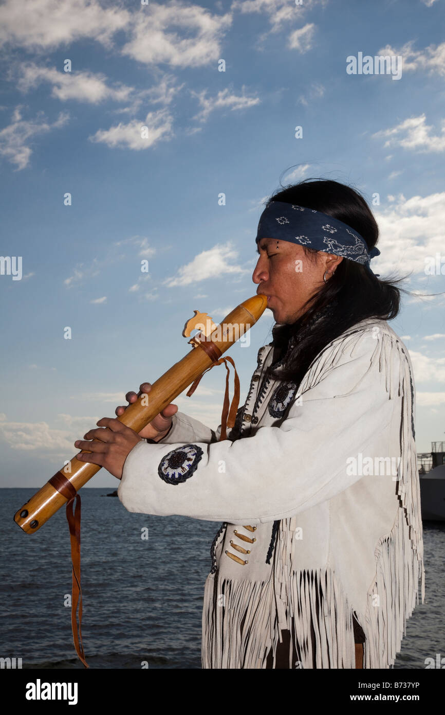 Aztec, ou des musiciens de rue péruviennes en costume national sud-américain à jouer la flûte de vent flûte instruments de musique ; âme musicien, Paphos, Chypre Banque D'Images