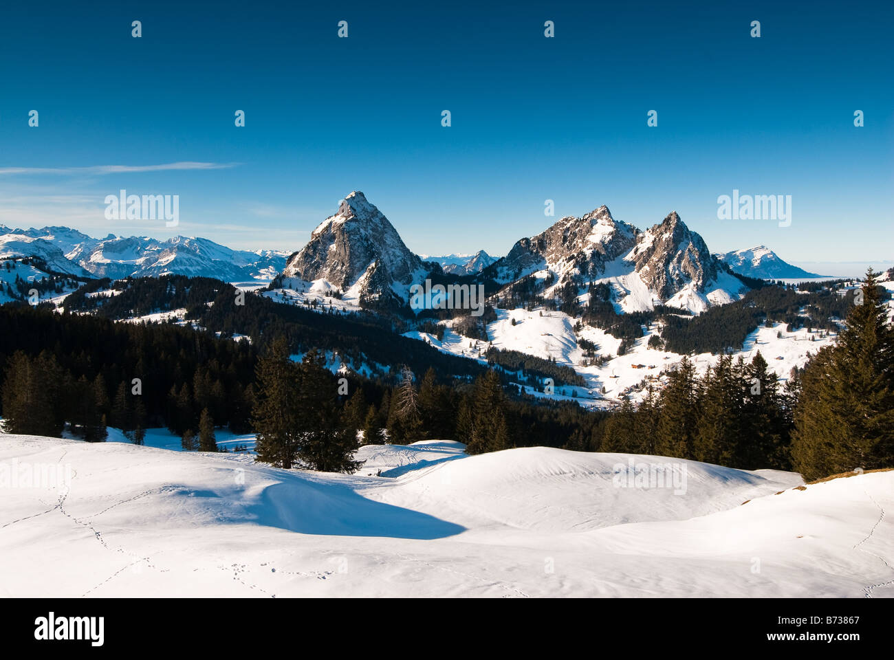 Vue panoramique sur la montagne mythen 1899m vue d'fruggelenstock suisse Banque D'Images