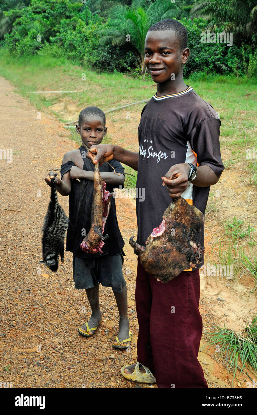 Les jeunes garçons de brousse offre à la vente sur le bas-côté de la route au Libéria Banque D'Images