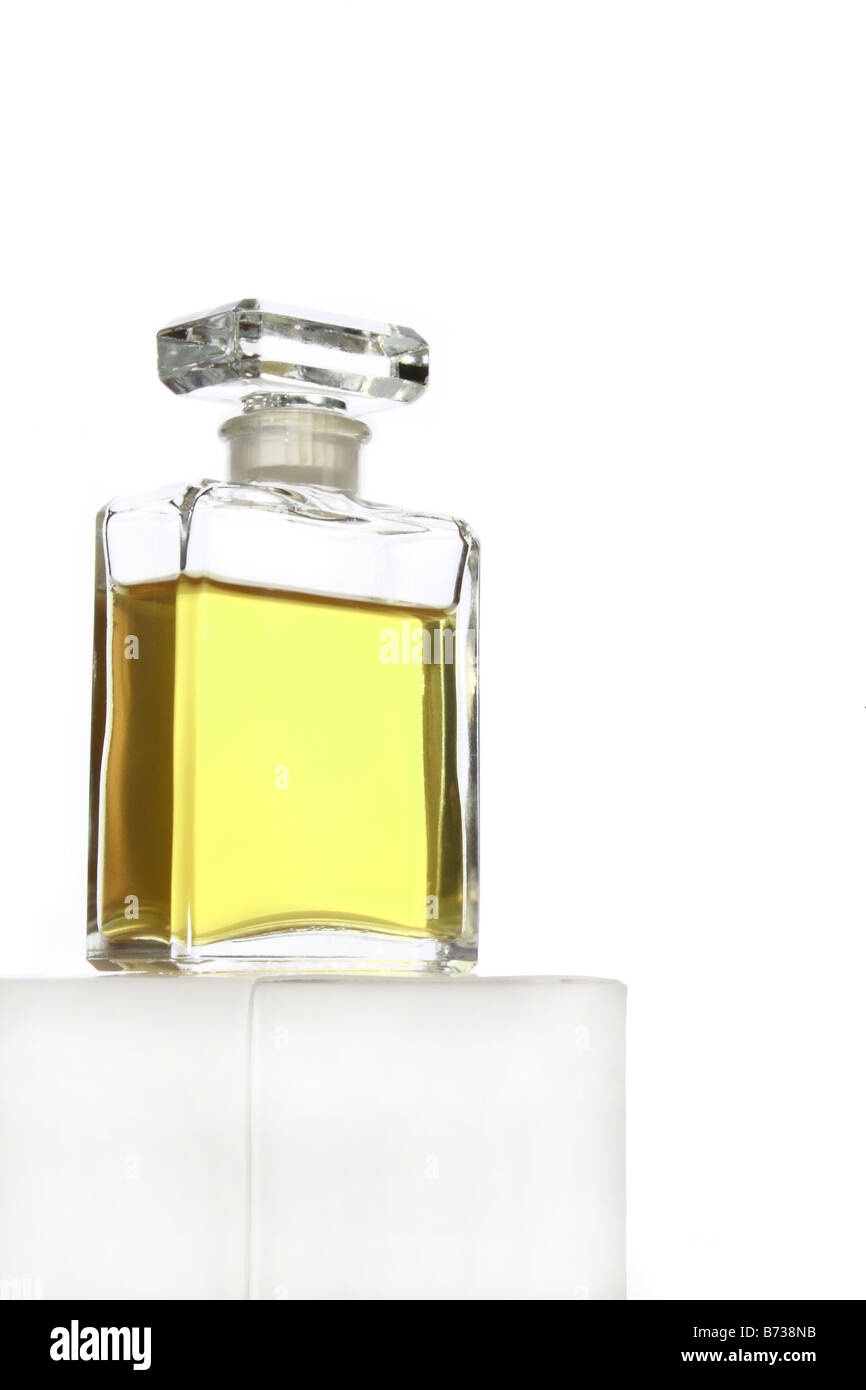 Flacon de parfum en verre cristal isolated on white Banque D'Images