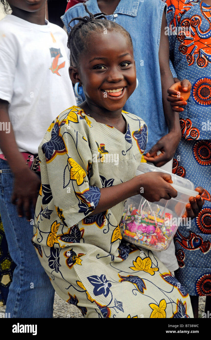 Jeune fille libérienne de vendre des bonbons le jour de l'indépendance Banque D'Images