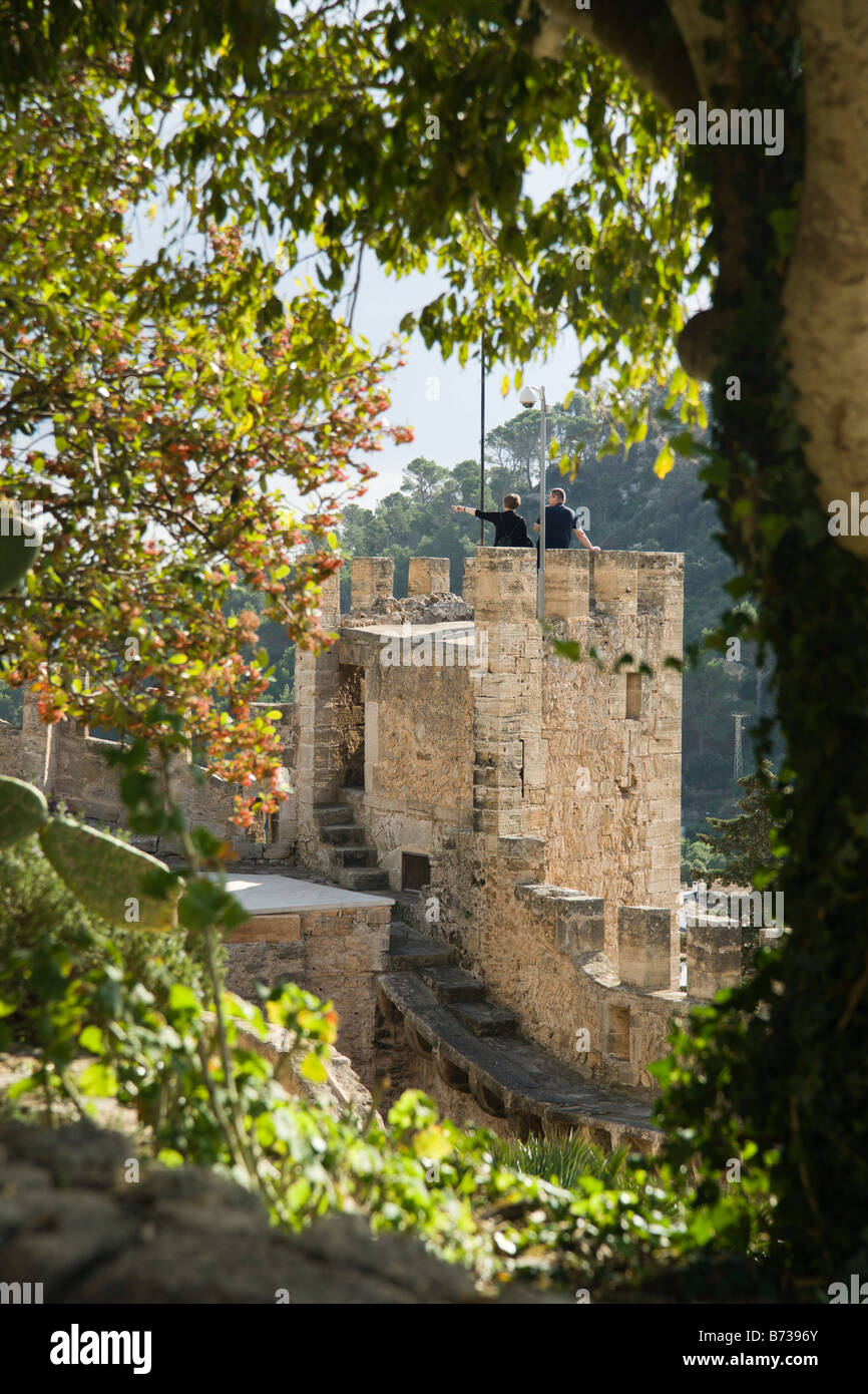 Le château de Capdepera Mallorca avec les touristes Banque D'Images