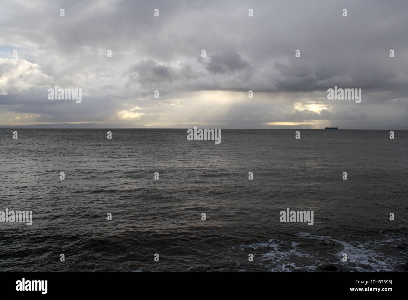 Ciel orageux d'hiver moody regardant à travers l'estuaire de la Severn Bristol Channel pays de Galles Royaume-Uni, côte galloise côte britannique. Banque D'Images