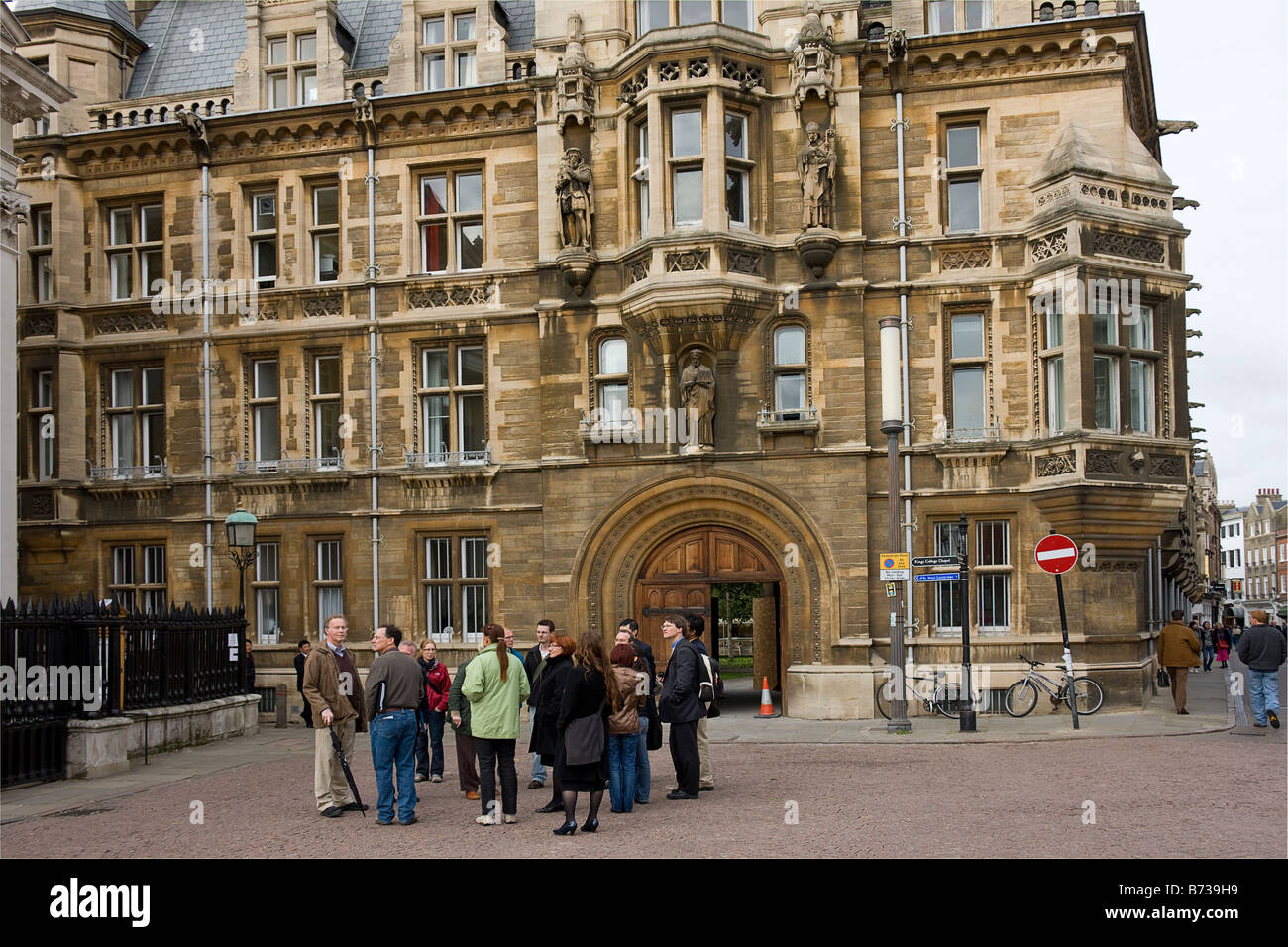 Un groupe de personnes d'écouter un guide à Cambridge. Banque D'Images