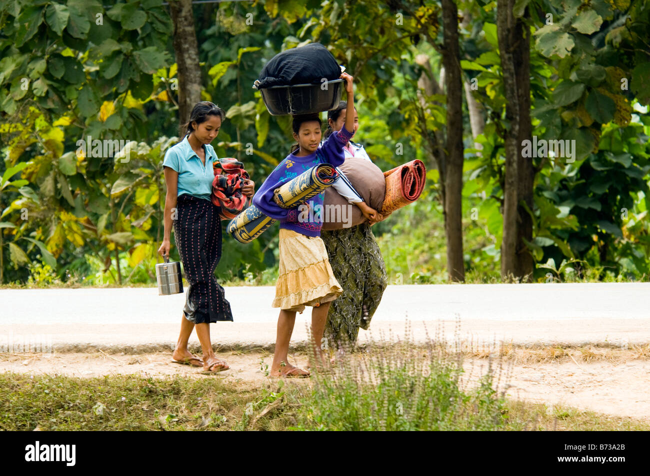 Les réfugiés vont leur douche et lave-linge dans la rivière près du camp de réfugiés de Maela,Tak,le nord de la Thaïlande Banque D'Images