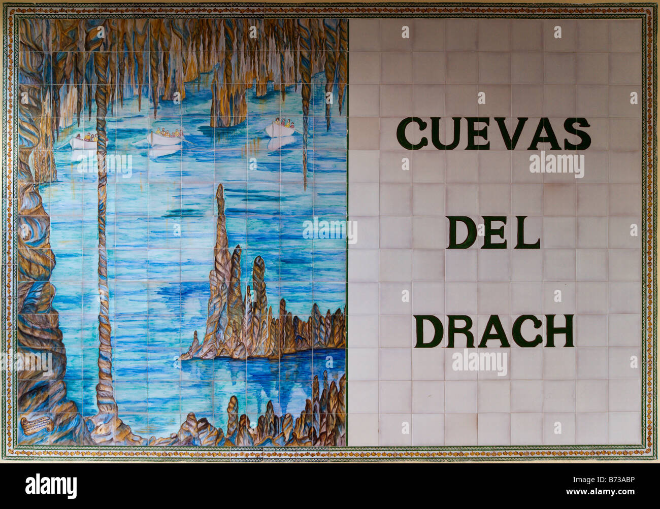 Majorque signe en céramique pour Cuevas del Drach grottes avec des stalactites et stalagmites lac souterrain Banque D'Images