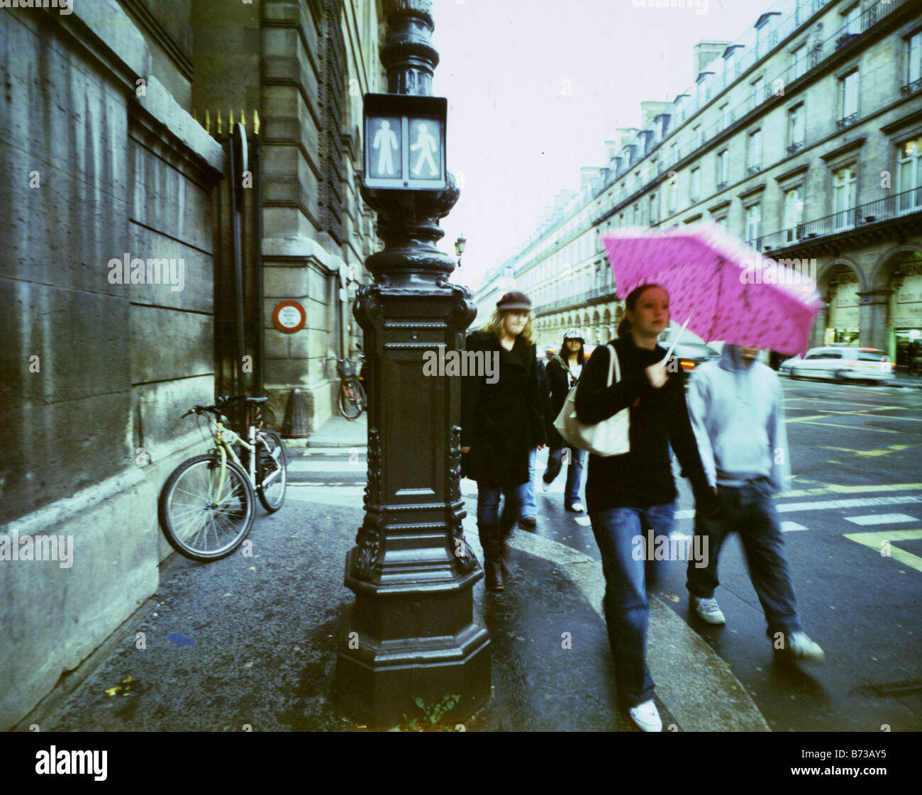 Scène de rue la vie quotidienne de la rue de Rivoli à Paris avec une ancienne délavée sentir Banque D'Images