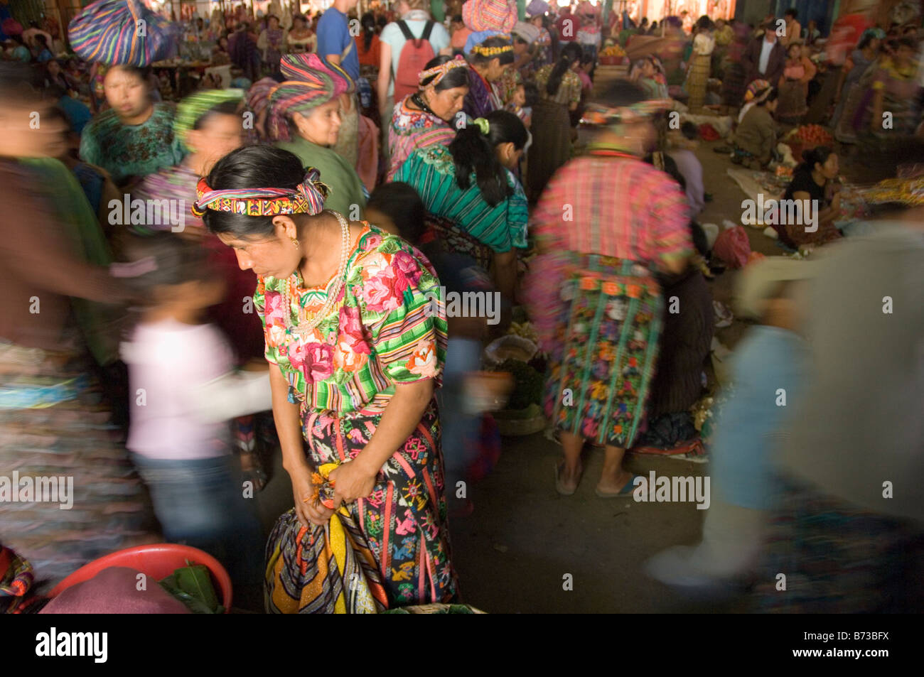 Femme Maya K'iche d'origine au milieu de la foule en mouvement sur le marché de Zunil, au Guatemala. Banque D'Images