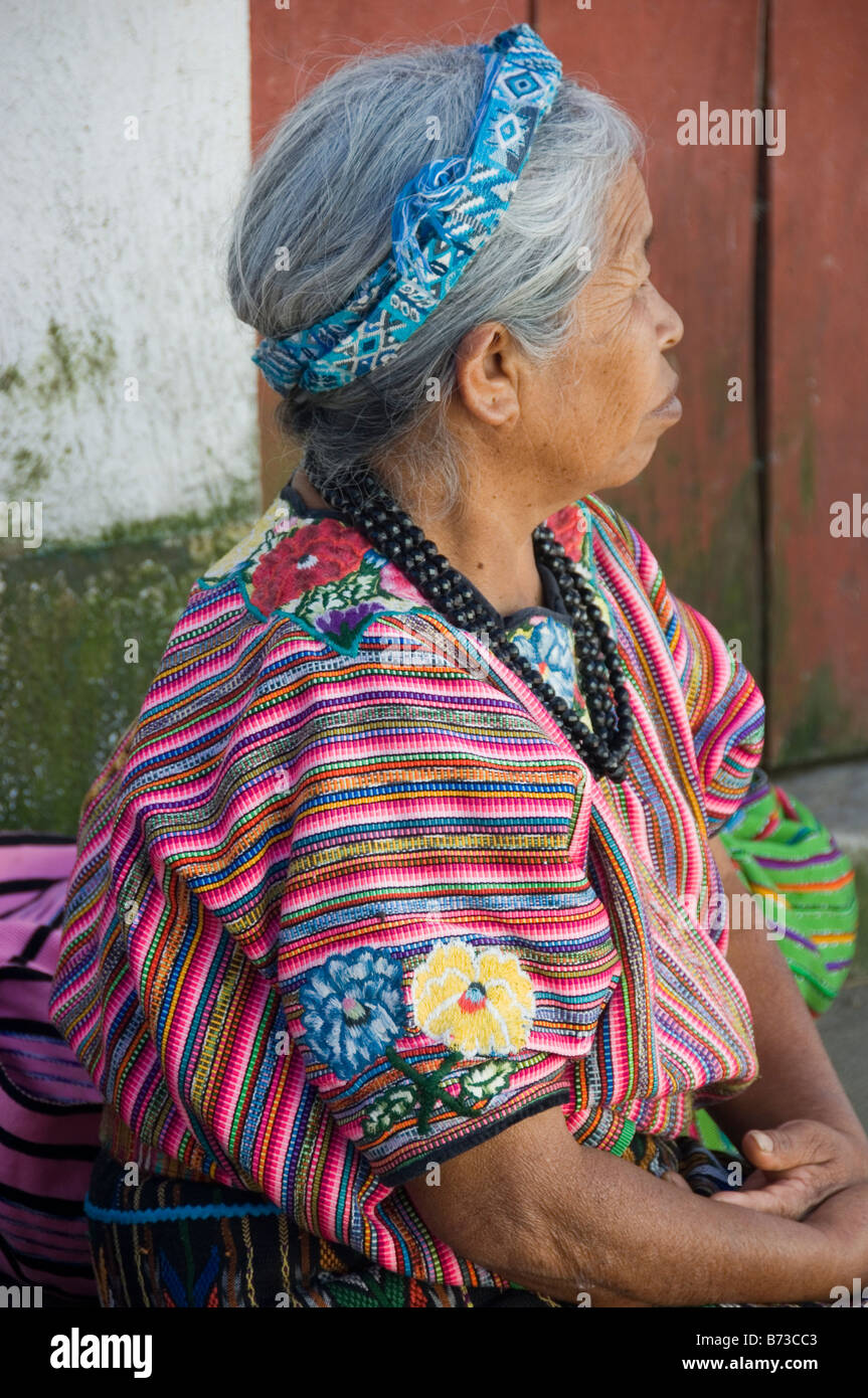 Femme Maya K'iche d'origine sur le marché de Zunil, au Guatemala. Banque D'Images