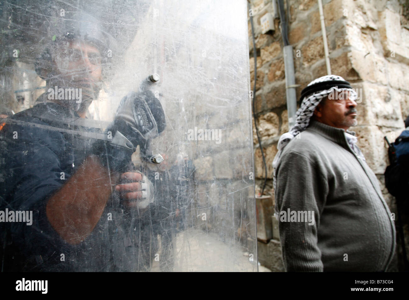 Les musulmans palestiniens à la police israélienne après avoir quitté prières à la mosquée Al Aqsa, dans la vieille ville de Jérusalem. Banque D'Images