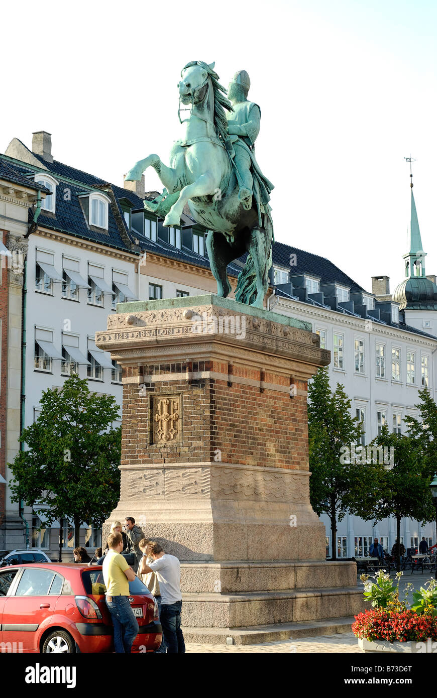 L'imposante statue de l'archevêque Absalon debout à l'extrémité sud d'Hojbro Plads Christiansborg Palace avec vue sur Copenhague Banque D'Images