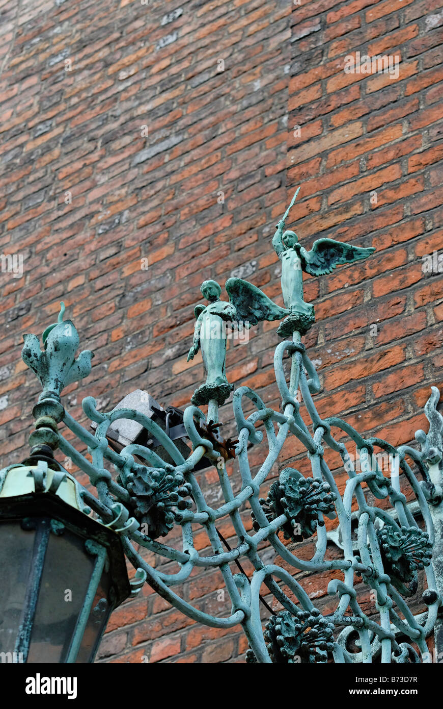 Les figures d'anges en bronze lanterne du Danemark Copenhague dans Helligandskirken Stroget Banque D'Images