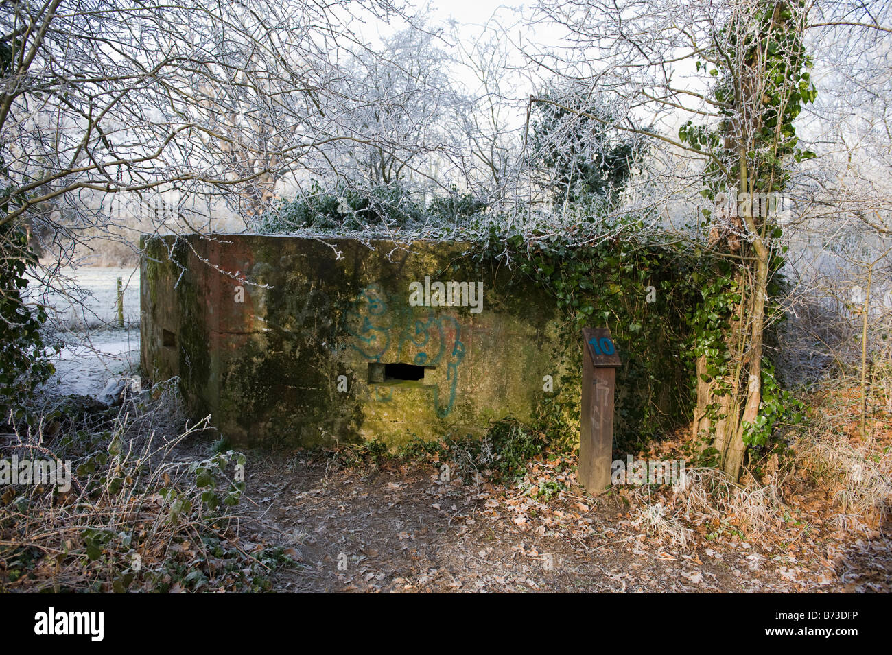 Une mise en place de la seconde guerre mondiale à côté de la rivière Medway dans le Kent, UK Banque D'Images