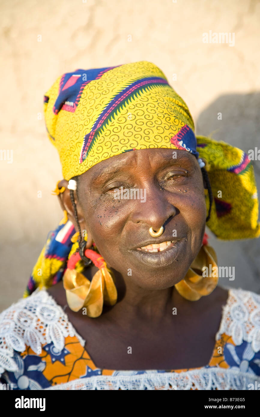 Femme peul avec anneau dans le nez et des boucles d'or Banque D'Images