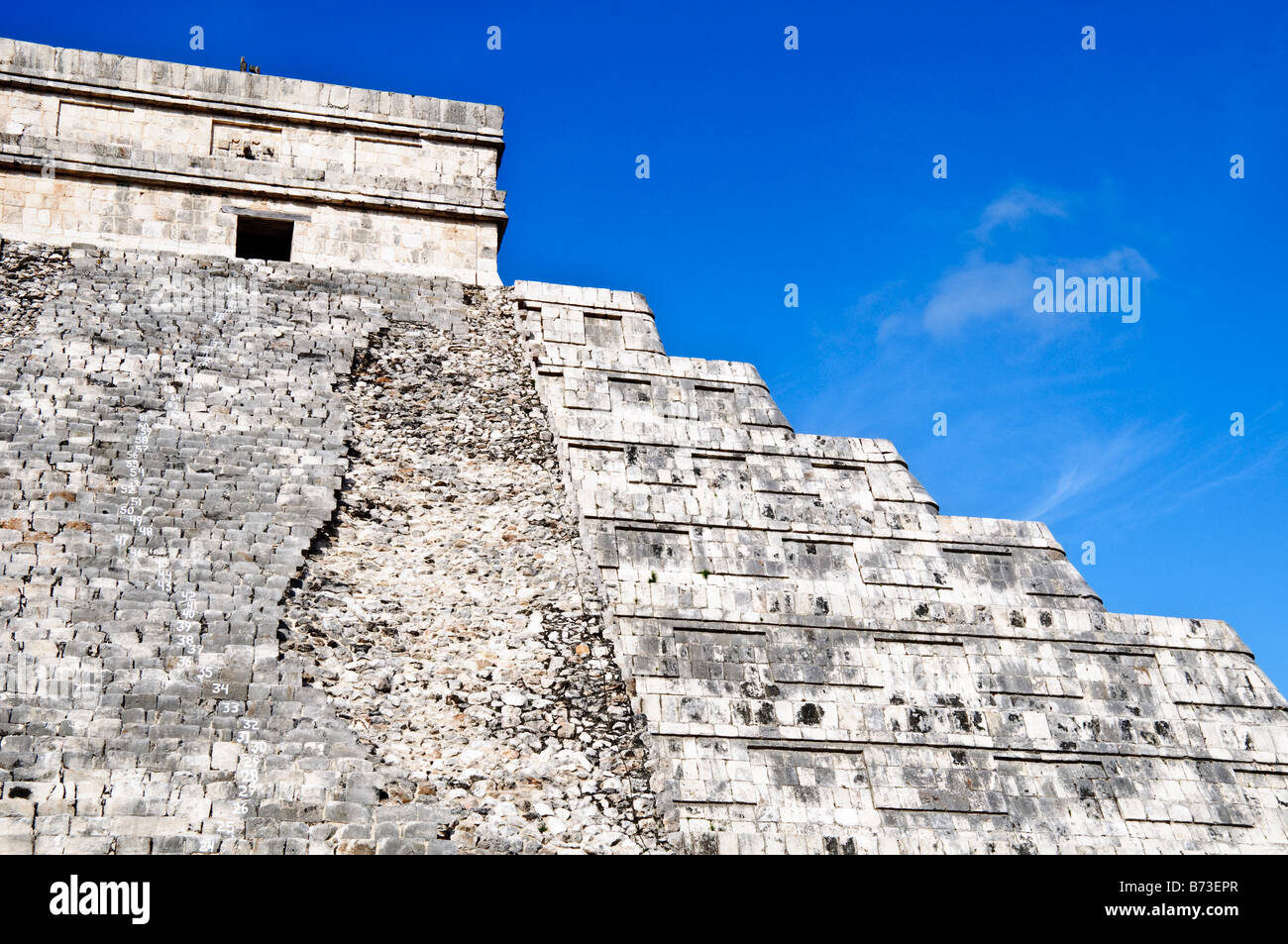 CHICHEN ITZA, Mexique — El Castillo (également connu sous le nom de Temple de Kuklcan) sur les ruines mayas antiques de Chichen Itza, Yucatan, Mexique 081216092350 4391.NEF. Chichen Itza, situé sur la péninsule du Yucatan au Mexique, est un site archéologique important mettant en valeur la riche histoire et les connaissances scientifiques avancées de l'ancienne civilisation maya. Elle est surtout connue pour la Pyramide Kukulkan, ou « El Castillo », une structure à quatre côtés avec 91 marches de chaque côté, culminant en une seule marche au sommet pour représenter les 365 jours de l'année solaire. Banque D'Images