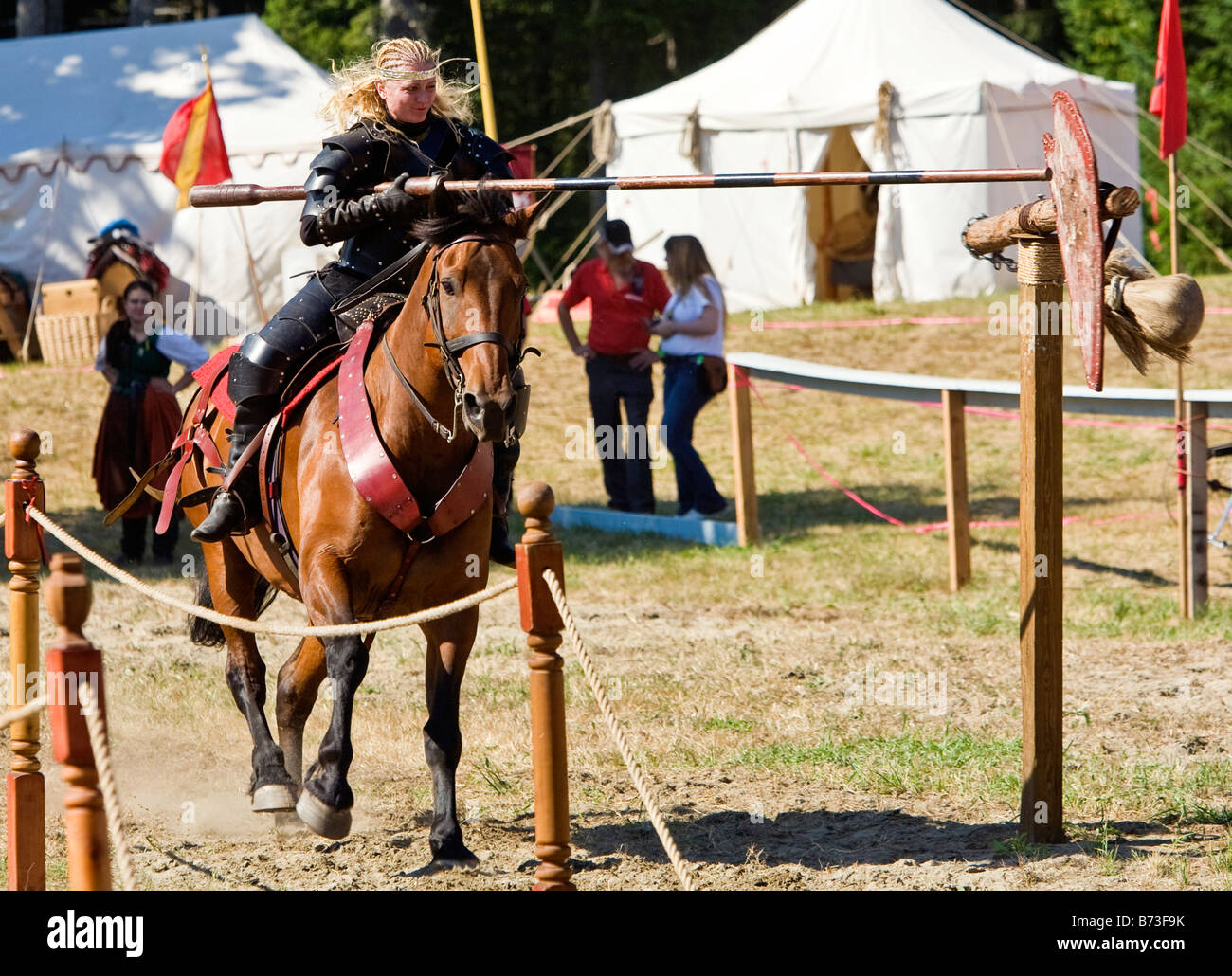 Image de femme vêtue de vêtements de style Renaissance à cheval et portant une lance dans un événement de joutes Banque D'Images