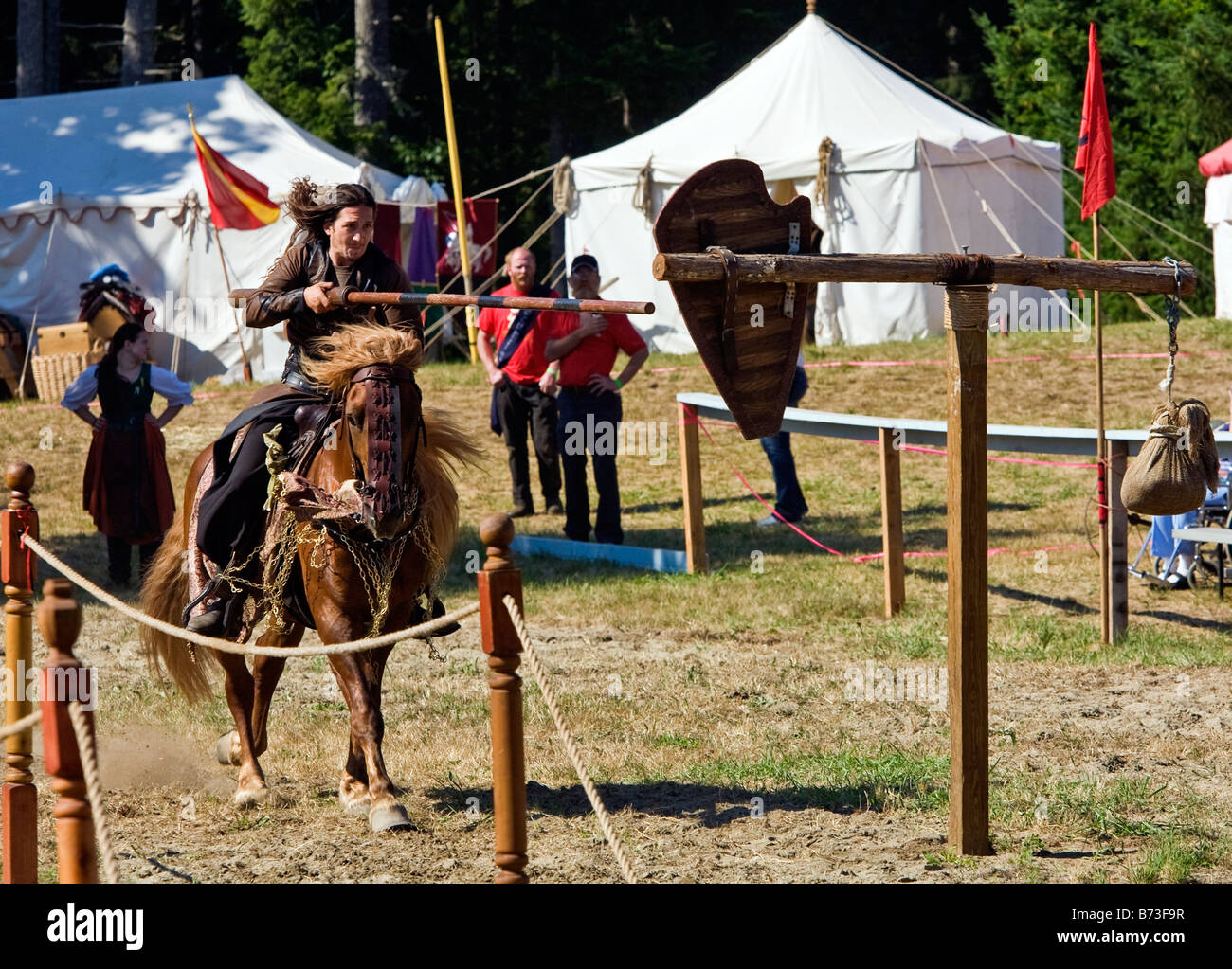 Image de l'homme vêtu de vêtements de style Renaissance à cheval et portant une lance dans un tournoi de joutes Banque D'Images