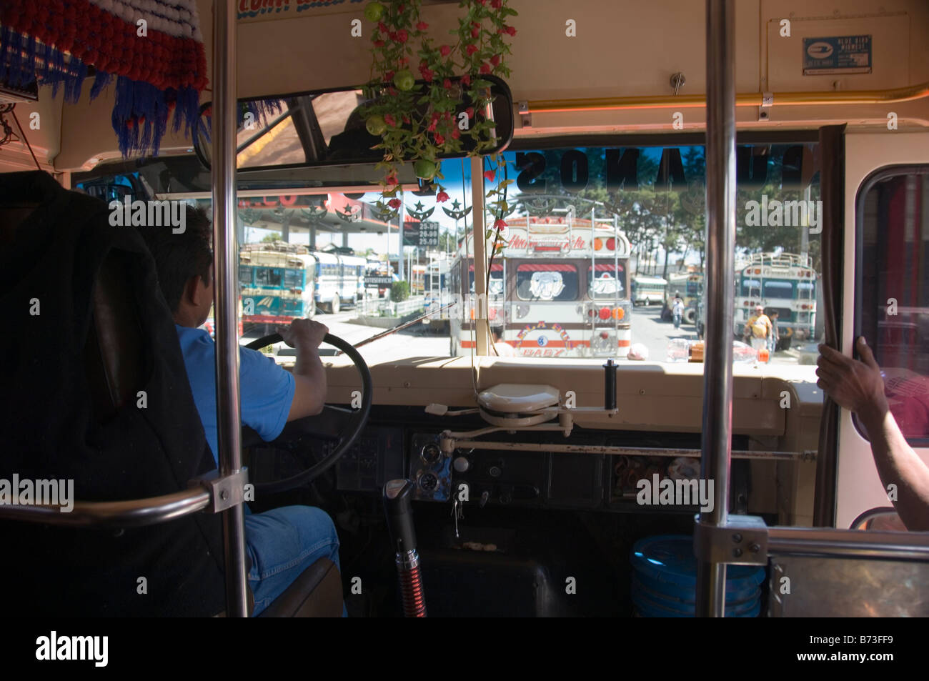 Vue depuis le siège avant d'un prétendu 'chicken'. Guatemala Banque D'Images