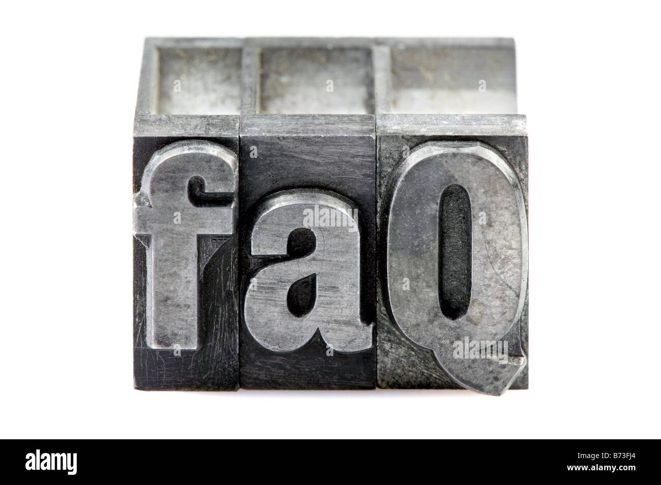 L'expression FAQ dans les vieux blocs typographie isolé sur fond blanc Banque D'Images