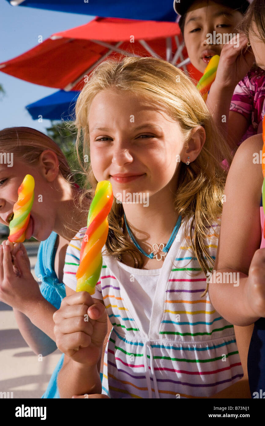 Girl enjoying ma glace avec des amis à l'extérieur Banque D'Images