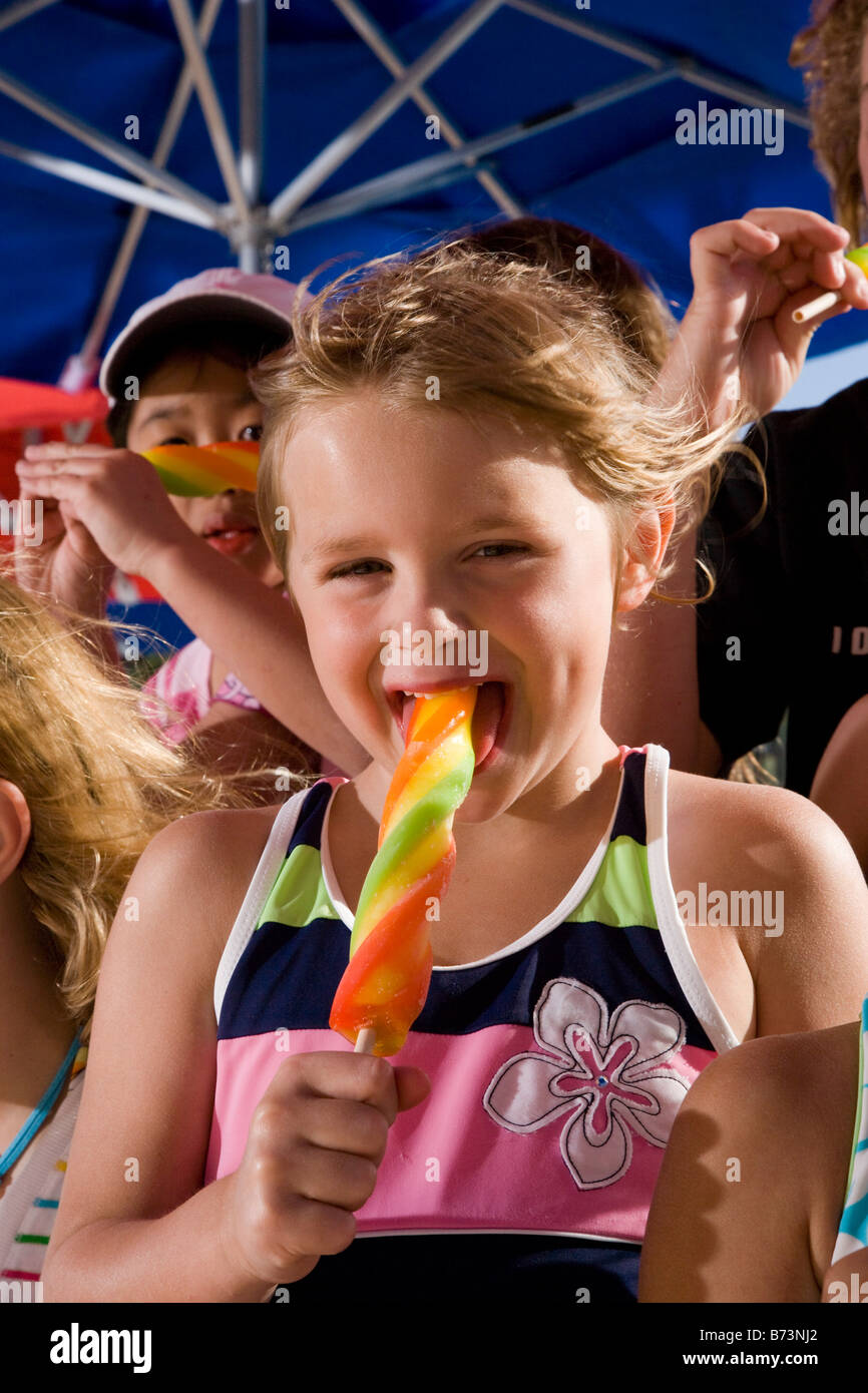 Girl enjoying ma glace avec des amis à l'extérieur Banque D'Images