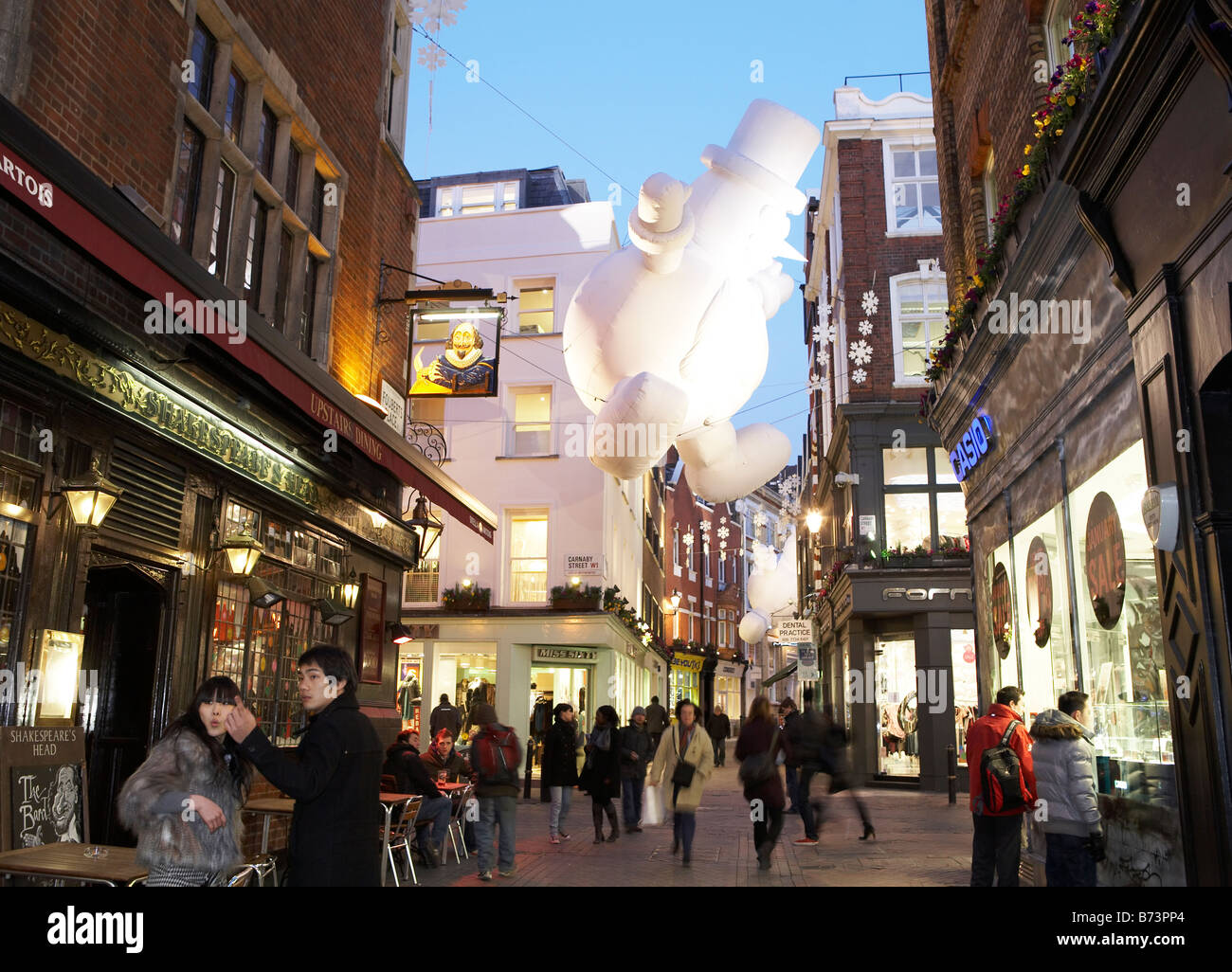 Bonhomme de neige géant à Carnaby Street London UK Europe Banque D'Images