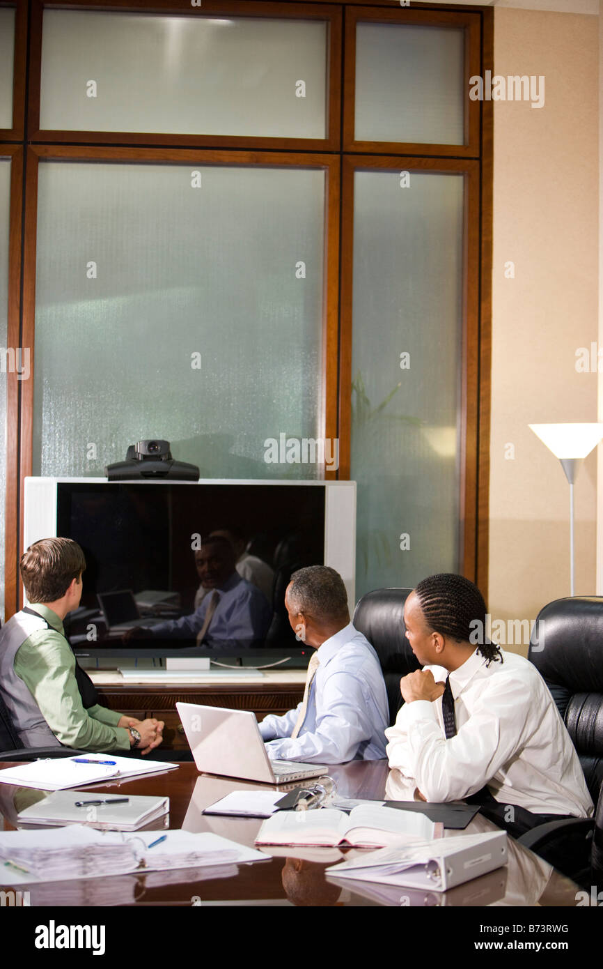 D'affaires multi-raciale dans la salle de conférence à plat à Banque D'Images
