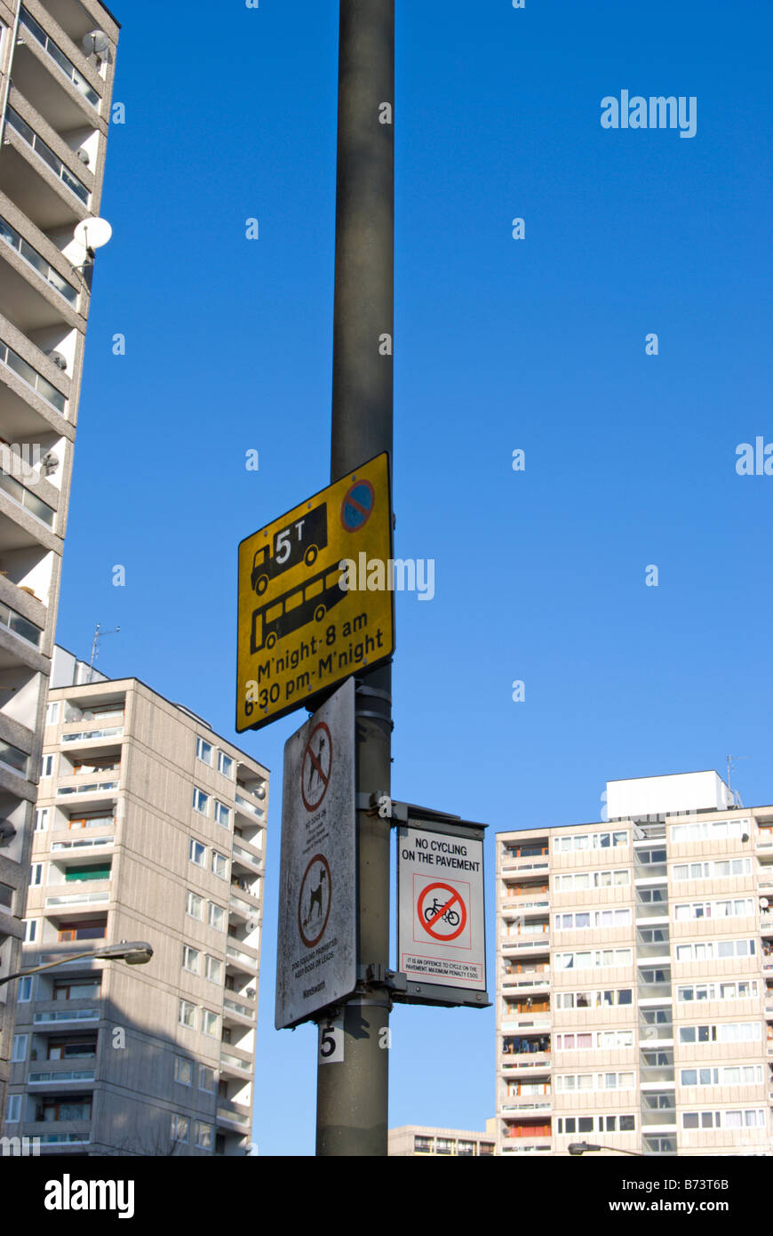 Trois panneaux fixés à un lampadaire et clos par towerblocks sur le domaine Alton, Roehampton, Londres, Angleterre Banque D'Images