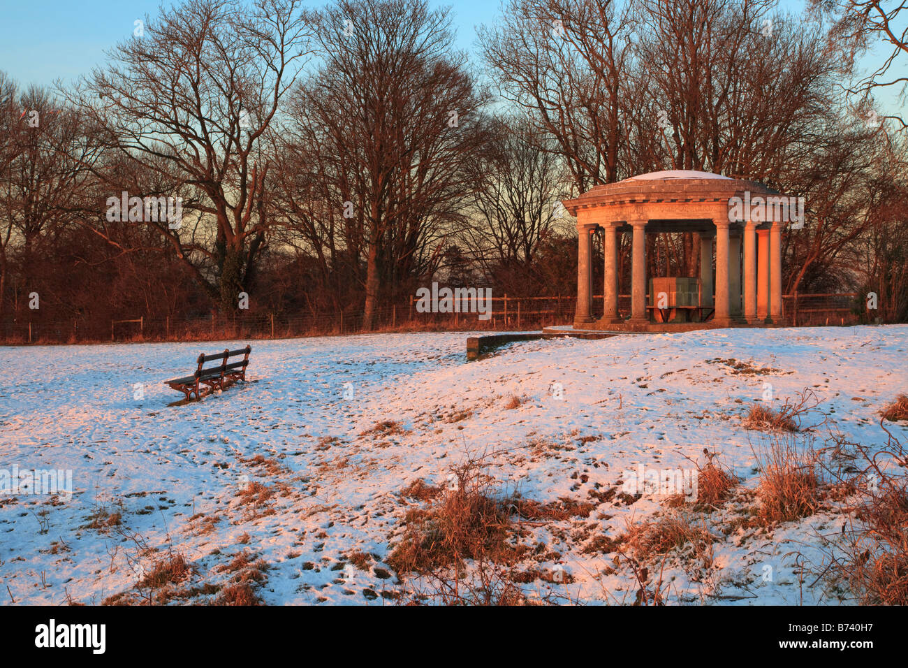 Le monument d'Inglis dans les North Downs près de Reigate Hill dans la neige Banque D'Images
