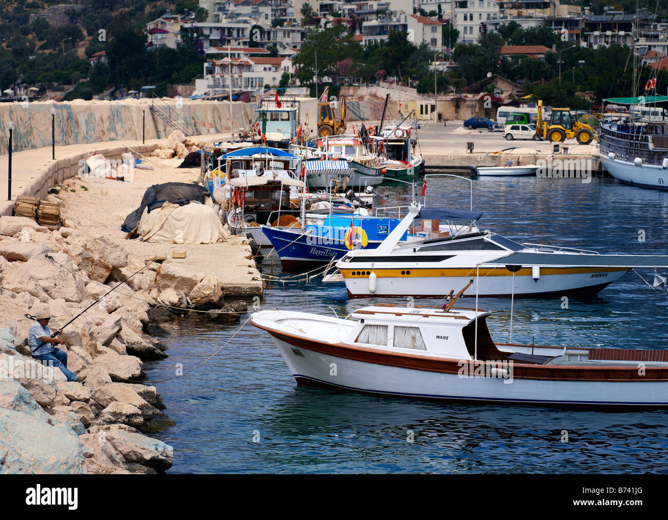 Personne dans la pêche et les bateaux de pêche du Port de Kas Banque D'Images