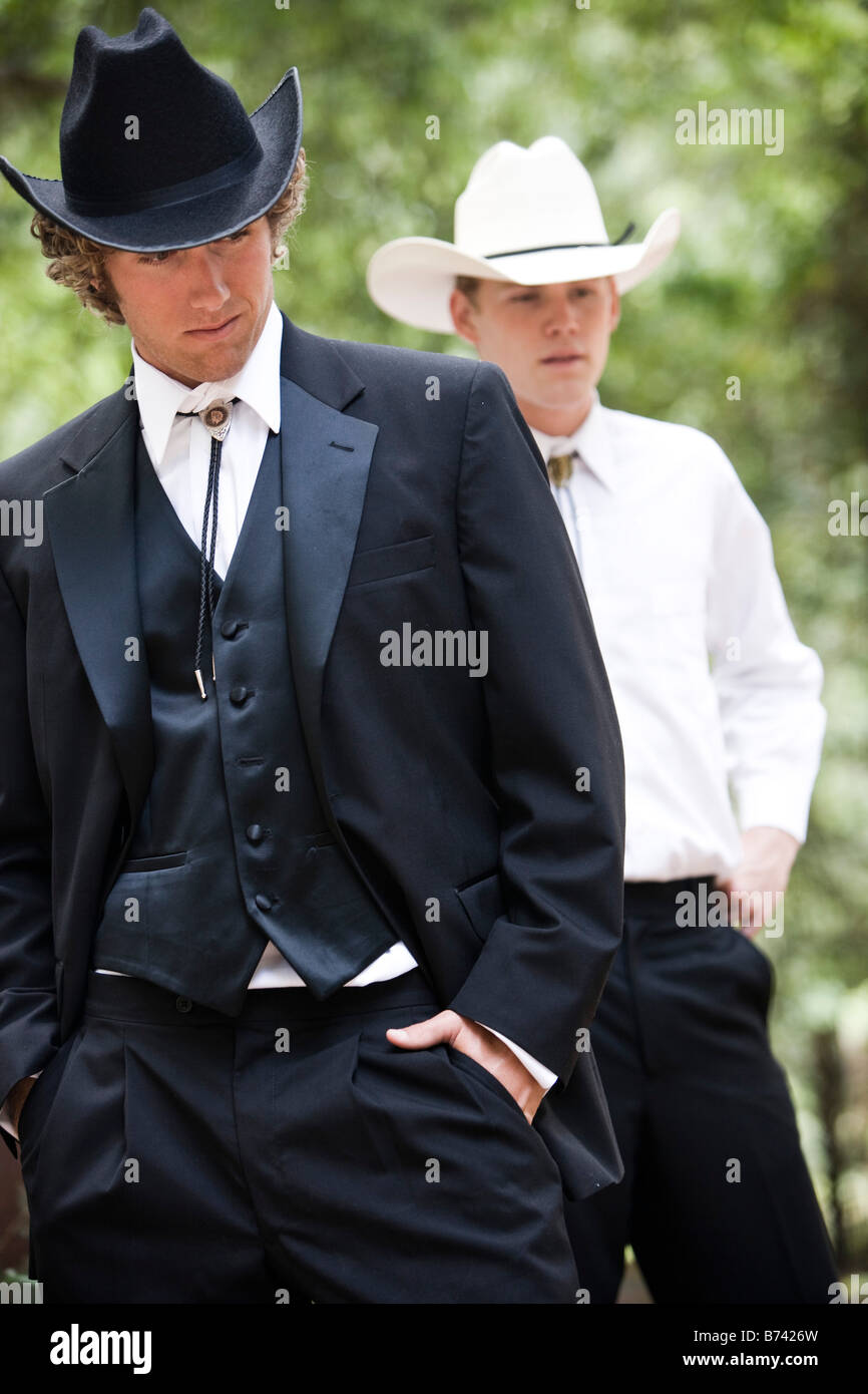 Portrait de deux jeunes hommes en chapeaux de cow-boy et de l'Ouest en  plein air Vêtements officiels Photo Stock - Alamy