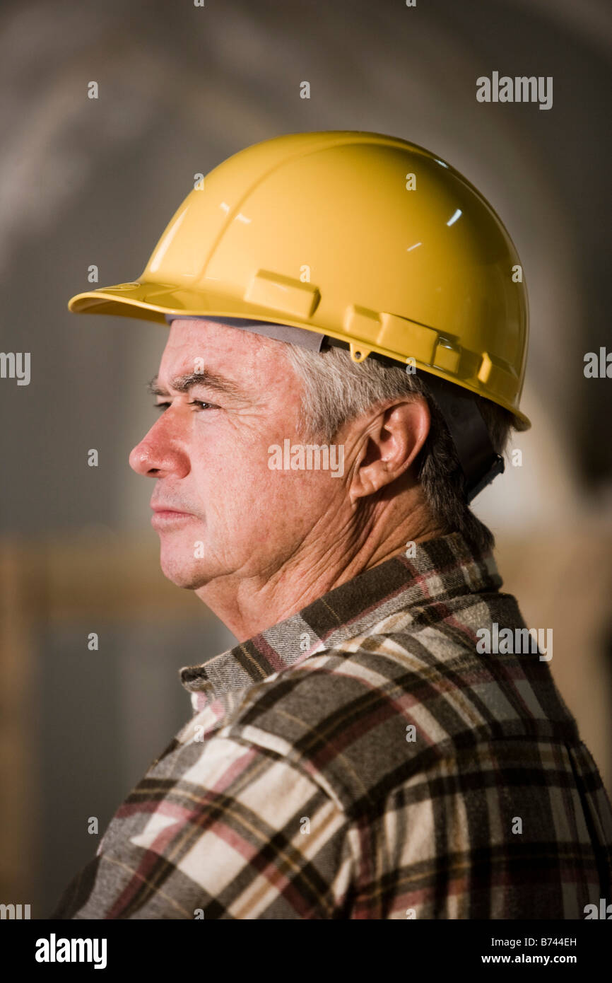 Vue laterale du senior man wearing hard hat construction Photo Stock Alamy