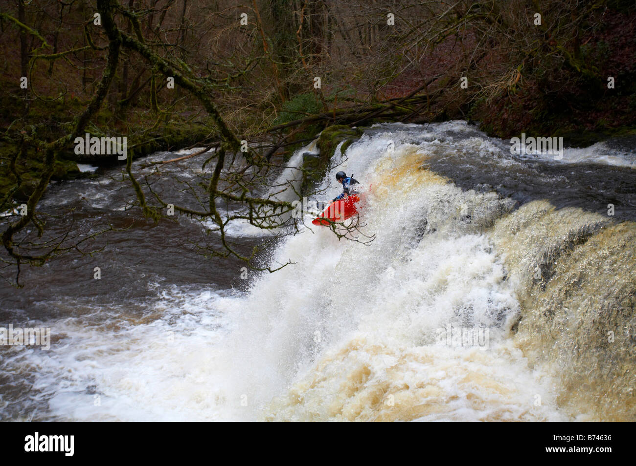 Canoéiste sur river Vale Mellte Scwd Pannwr tir de Neath falls Décembre Banque D'Images