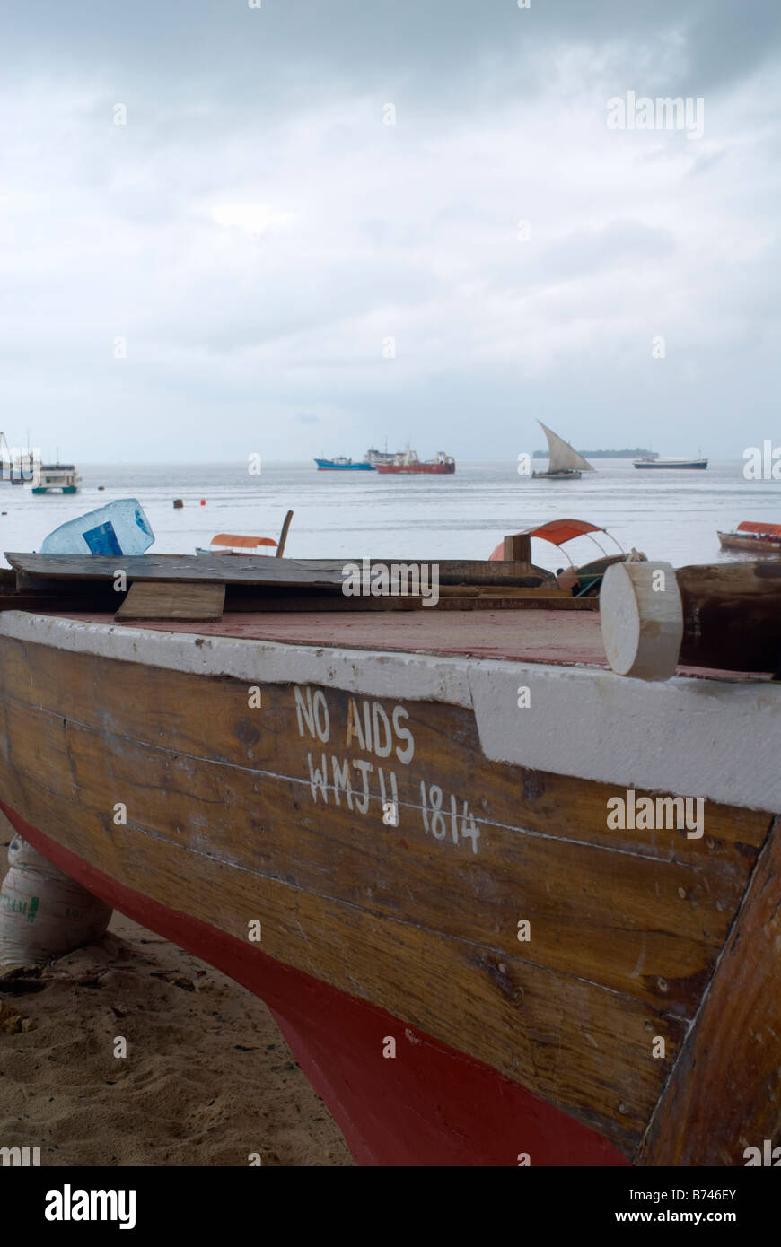 Un bateau en bois nommé "Sans SIDA' (WMJU 1814) à l'extérieur de Stone Town, Zanzibar, Tanzania, Africa Banque D'Images