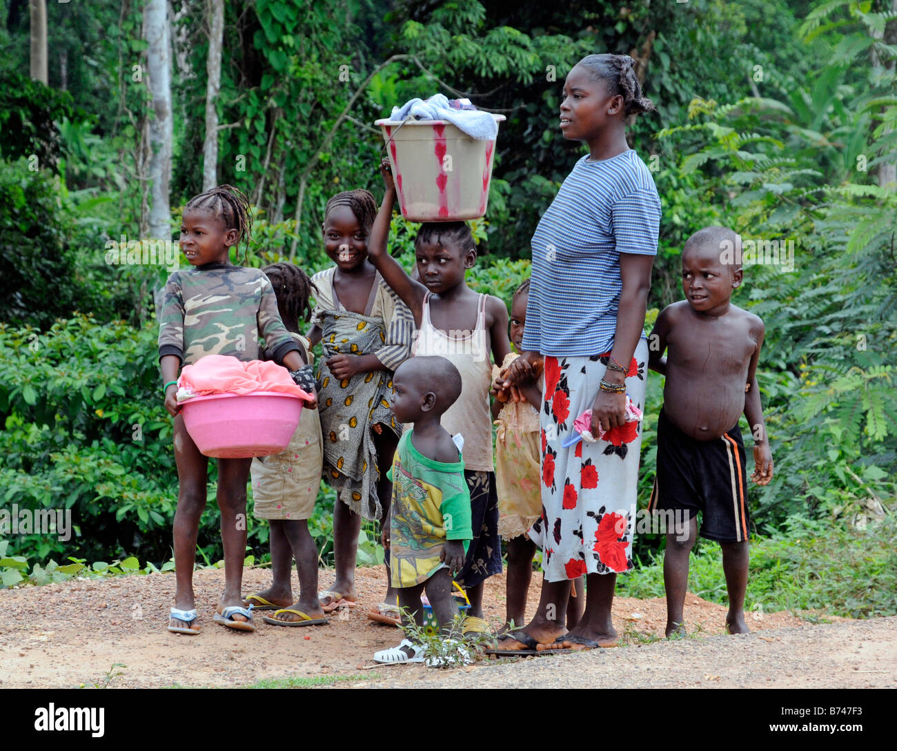 Jeune mère de famille libérienne avec garçons et filles avec lave-le jour de l'indépendance Banque D'Images